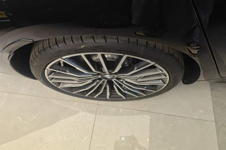 Used BMW 8 Series 2021 Facelift 840i Four-Door Coupe M Sport Package Right Rear Wheel Hub