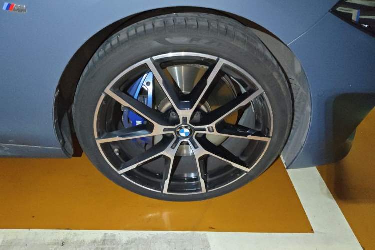 Used BMW 8 Series 2021 Facelift 840i xDrive 4-Door Coupe M Sport Package Right Front Wheel Hub