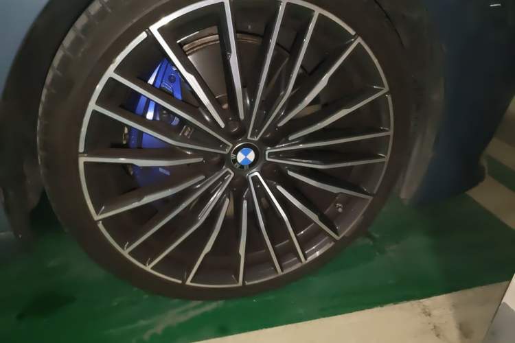 Used BMW 8 Series 2021 Facelift 840i Four-Door Coupe M Sport Package Right Front Wheel Hub