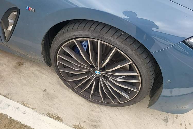 Used BMW 8 Series 2021 840i 4-Door Gran Coupe M Sport Package Right Front Wheel Hub