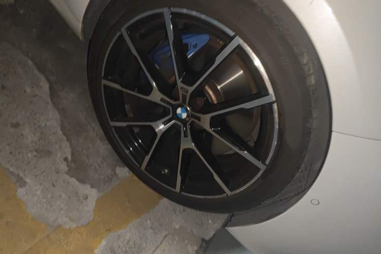 Used BMW 8 Series 2021 840i xDrive 4-Door Gran Coupe M Sport Package Right Front Wheel Hub