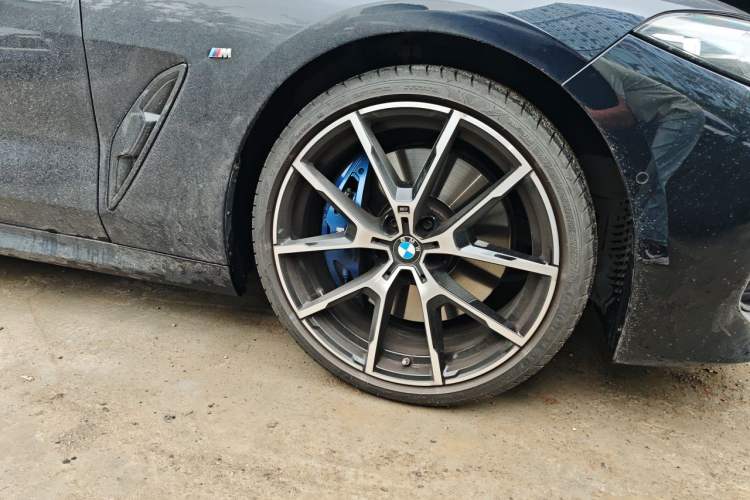 Used BMW 8 Series 2022 840i Four-Door Coupe M Sport Package Right Front Wheel Hub