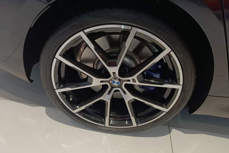 Used BMW 8 Series 2022 840i Four-Door Coupe M Sport Package Right Rear Wheel Hub