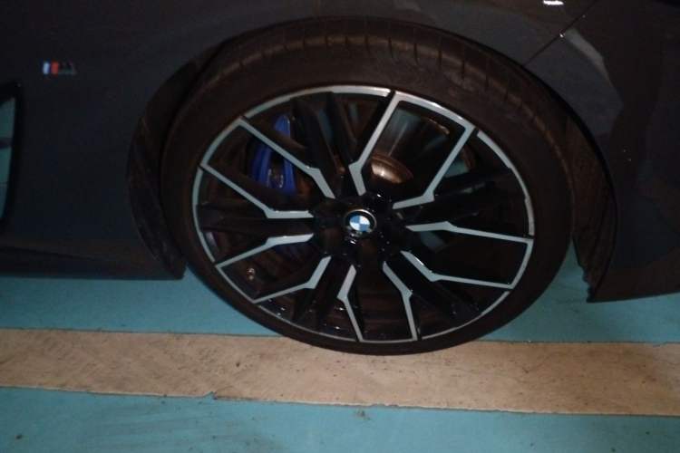 Used BMW 8 Series 2022 840i Convertible Coupe M Sport Package Right Front Wheel Hub