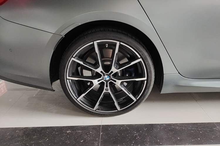 Used BMW 8 Series 2022 840i Four-Door Coupe M Sport Package Right Rear Wheel Hub