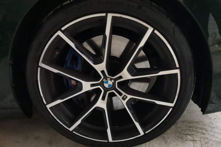 Used BMW 8 Series 2022 840i Four-Door Coupe M Sport Package Right Front Wheel Hub