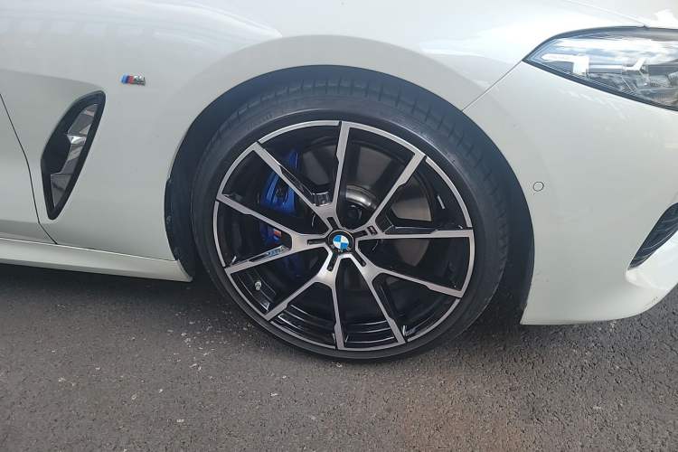 Used BMW 8 Series 2022 840i Four-Door Coupe M Sport Package Right Front Wheel Hub