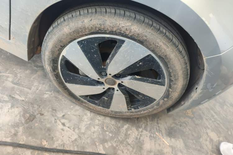 Used BMW i3 2014 Luxury Model Right Front Wheel Hub