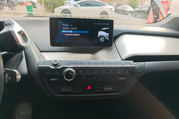 Used BMW i3 2018 Luxury Model Audio And AC Panel