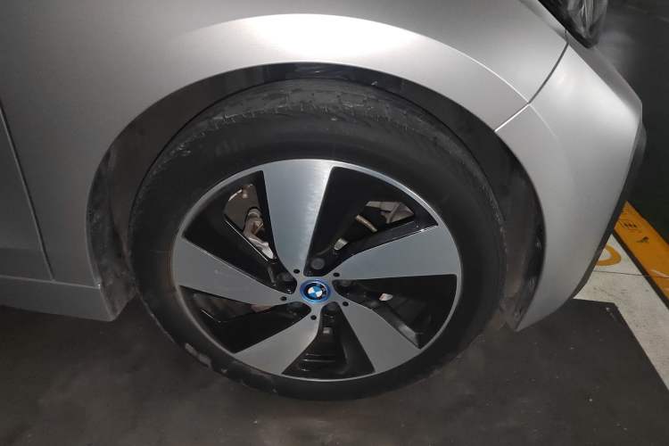 Used BMW i3 2018 Luxury Model Right Front Wheel Hub