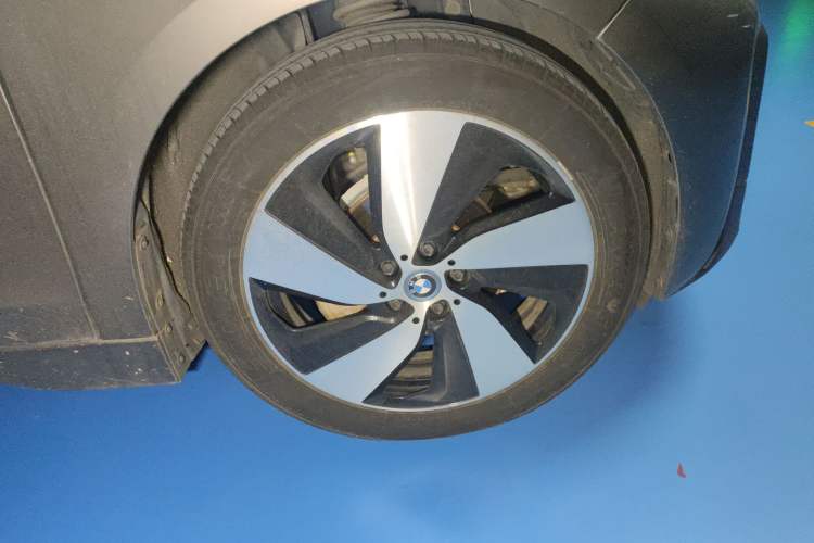 Used BMW i3 2019 Fast Charging Edition Right Front Wheel Hub