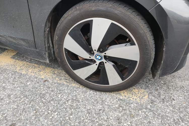 Used BMW i3 2019 Fast Charging Edition Right Front Wheel Hub