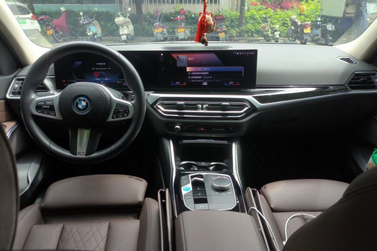 Used BMW i3 2022 eDrive 35 L Center Console