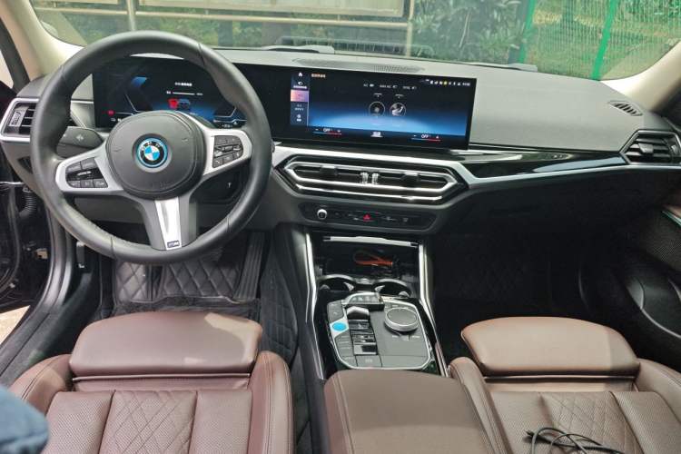 Used BMW i3 2022 eDrive 35 L Center Console