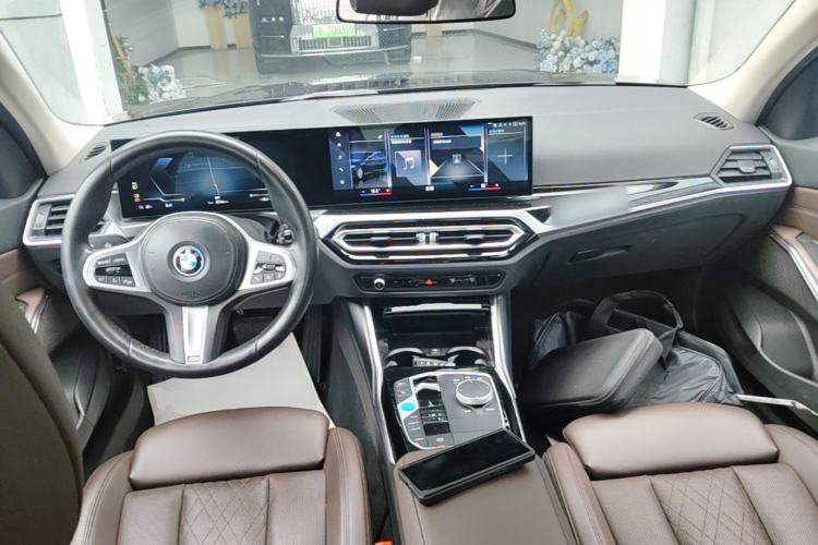 Used BMW i3 2022 eDrive 35 L Center Console