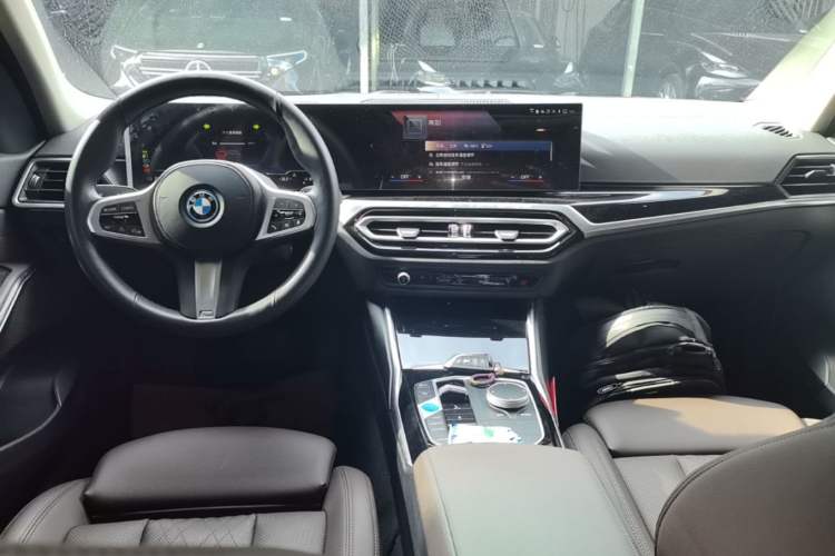 Used BMW i3 2022 eDrive 35 L Center Console