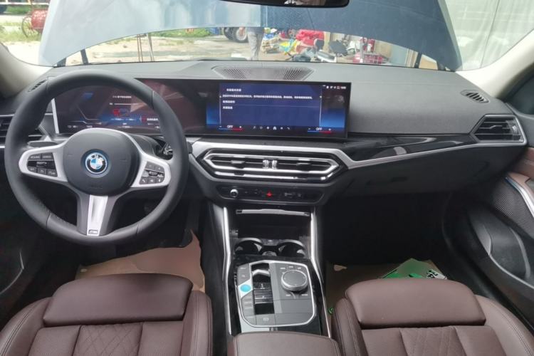 Used BMW i3 2022 eDrive 35 L Center Console