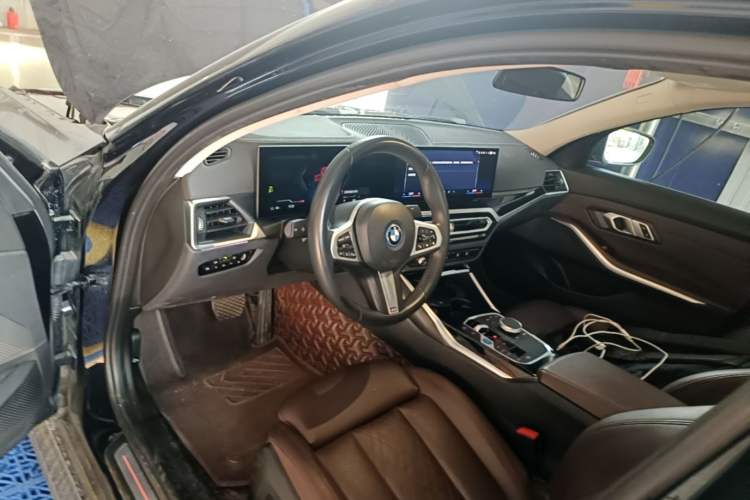 Used BMW i3 2022 eDrive 35 L Center Console