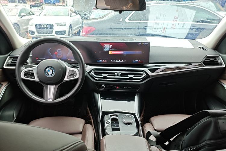 Used BMW i3 2022 eDrive 35 L Center Console