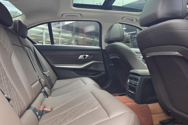 Used BMW i3 2022 eDrive 35 L Interior 4