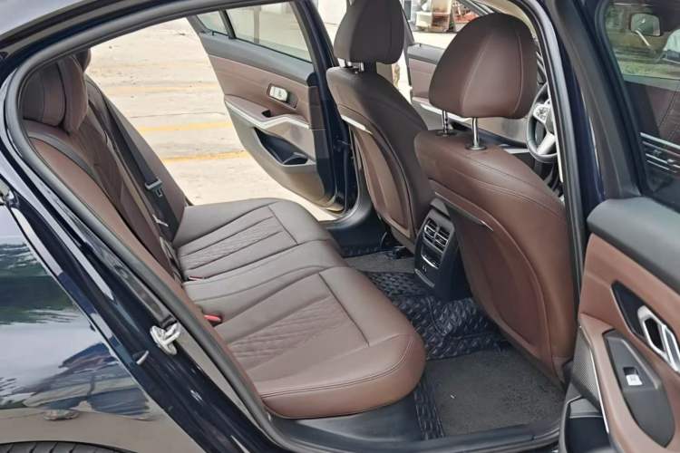 Used BMW i3 2022 eDrive 35 L Interior 4