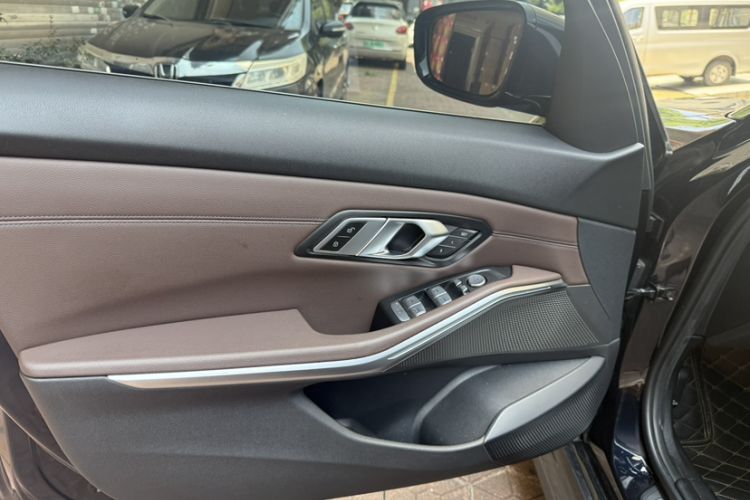 Used BMW i3 2022 eDrive 35 L Interior 8
