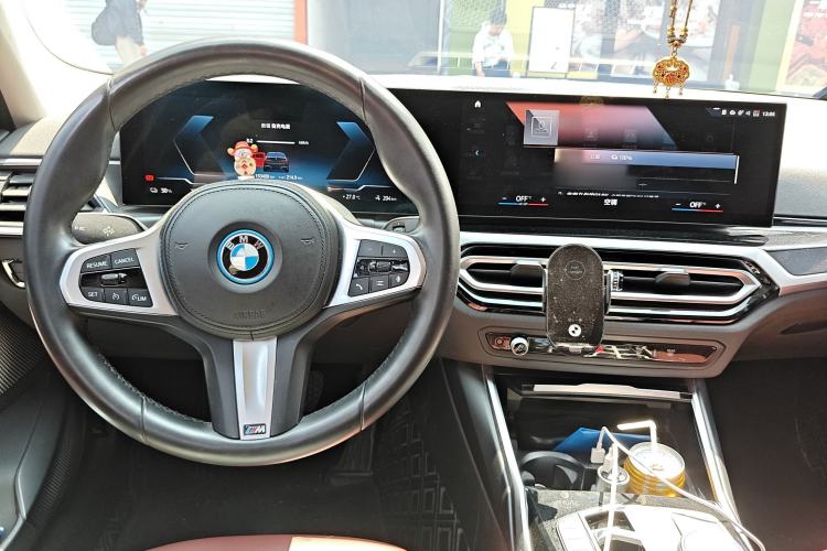 Used BMW i3 2022 eDrive 35 L Center Console