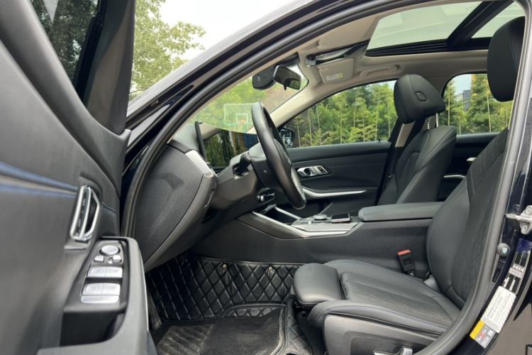 Used BMW i3 2022 eDrive 35 L Interior 3