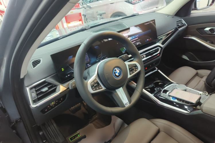 Used BMW i3 2022 eDrive 35 L Center Console