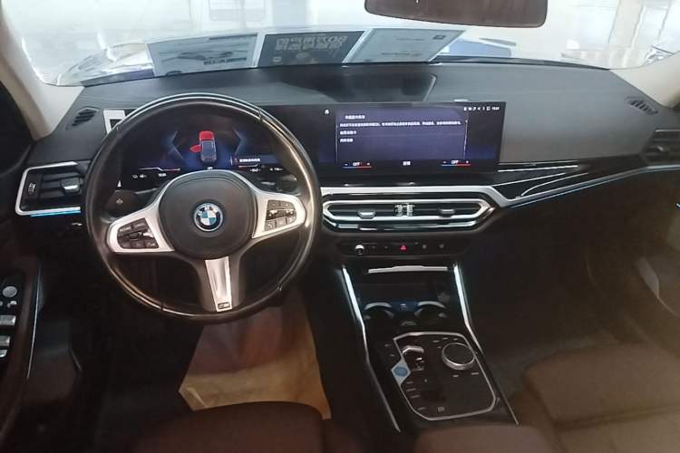 Used BMW i3 2022 eDrive 35 L Center Console