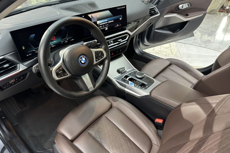 Used BMW i3 2022 eDrive 35 L Interior 10