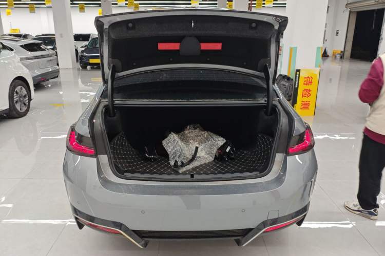 Used BMW i3 2022 eDrive 35 L Trunk