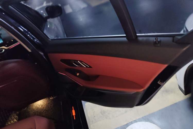 Used BMW i3 2022 eDrive 35 L Interior 6