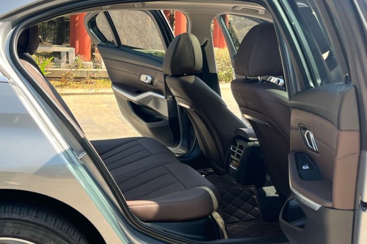 Used BMW i3 2022 eDrive 35 L Interior 7