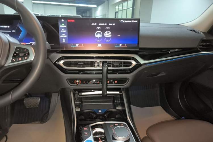 Used BMW i3 2022 eDrive 35 L Audio And AC Panel