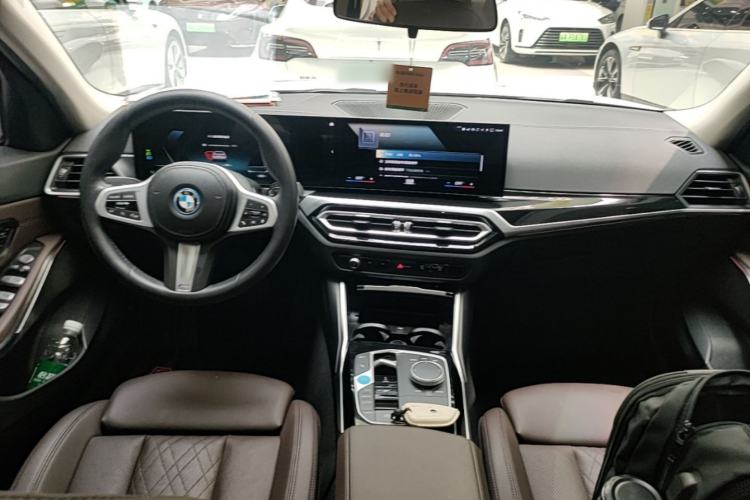 Used BMW i3 2022 eDrive 35 L Center Console