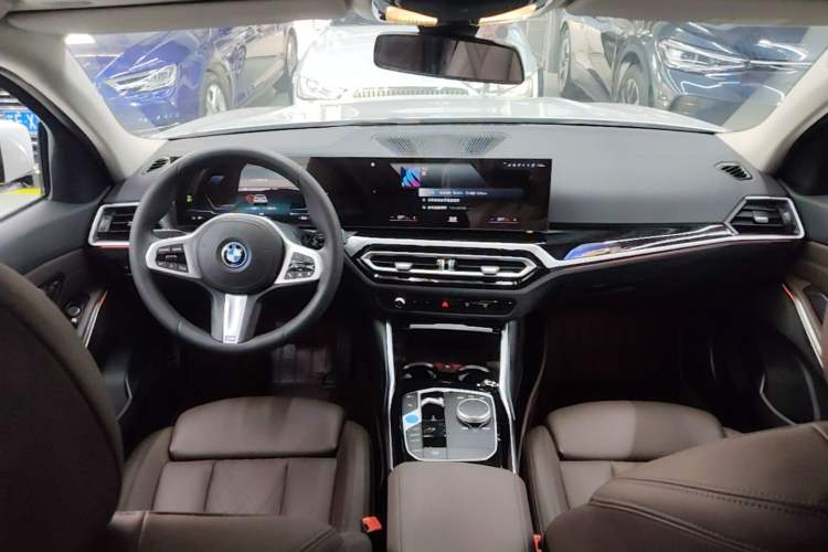 Used BMW i3 2022 eDrive 35 L Center Console