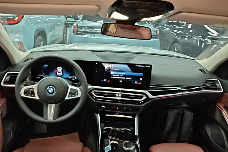 Used BMW i3 2022 eDrive 35 L Center Console