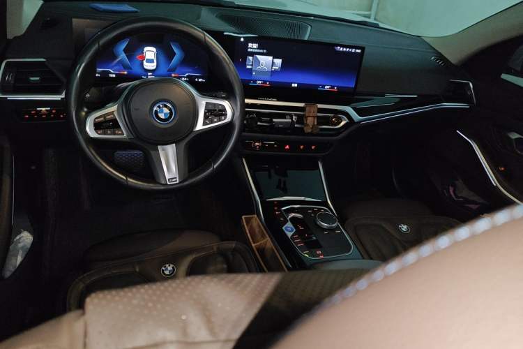 Used BMW i3 2022 eDrive 35 L Center Console