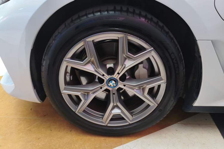 Used BMW i3 2022 eDrive 35 L Left Front Wheel Hub