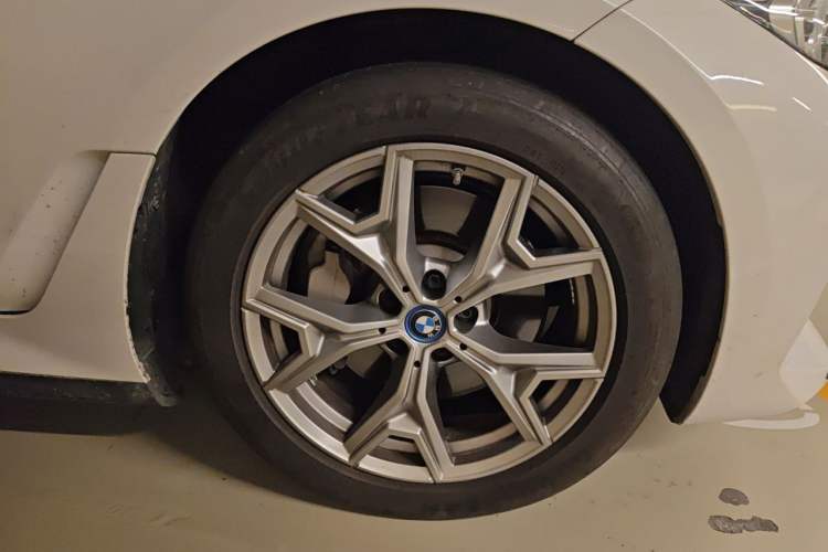 Used BMW i3 2022 eDrive 35 L Right Front Wheel Hub