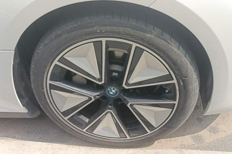 Used BMW i3 2022 eDrive 35 L Right Front Wheel Hub