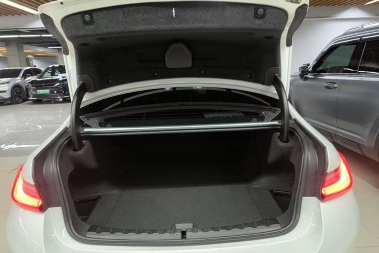 Used BMW i3 2022 eDrive 35 L Trunk