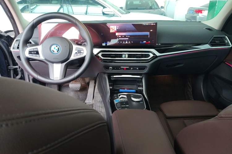 Used BMW i3 2023 eDrive 40 L Midnight Edition Center Console