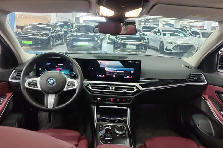 Used BMW i3 2023 eDrive 40 L Midnight Edition Center Console