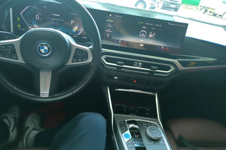 Used BMW i3 2023 eDrive 40 L Midnight Edition Center Console