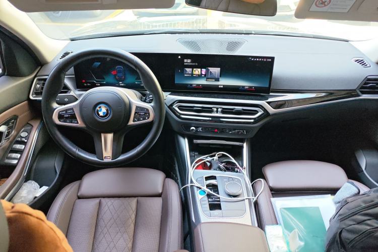 Used BMW i3 2023 eDrive 40 L Midnight Edition Center Console
