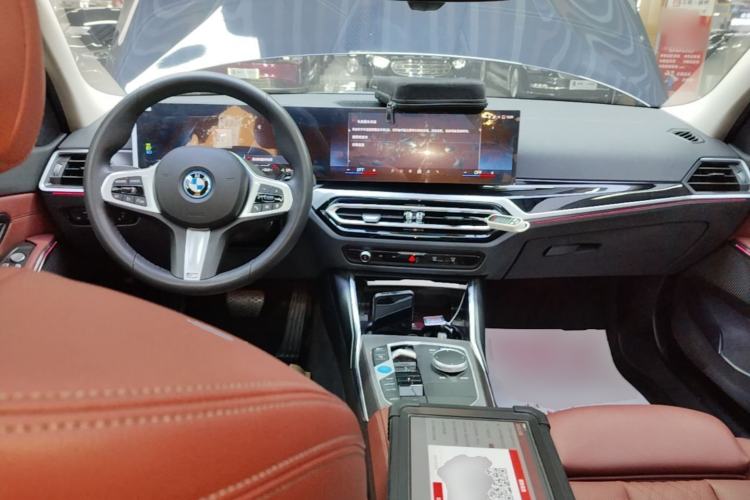 Used BMW i3 2023 eDrive 40 L Midnight Sports Package Center Console