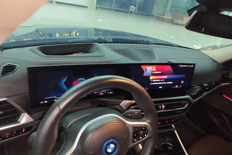 Used BMW i3 2023 eDrive 40 L Midnight Sports Package Center Console