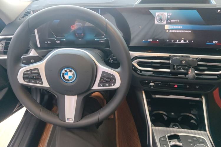 Used BMW i3 2023 eDrive 40 L Midnight Edition Center Console